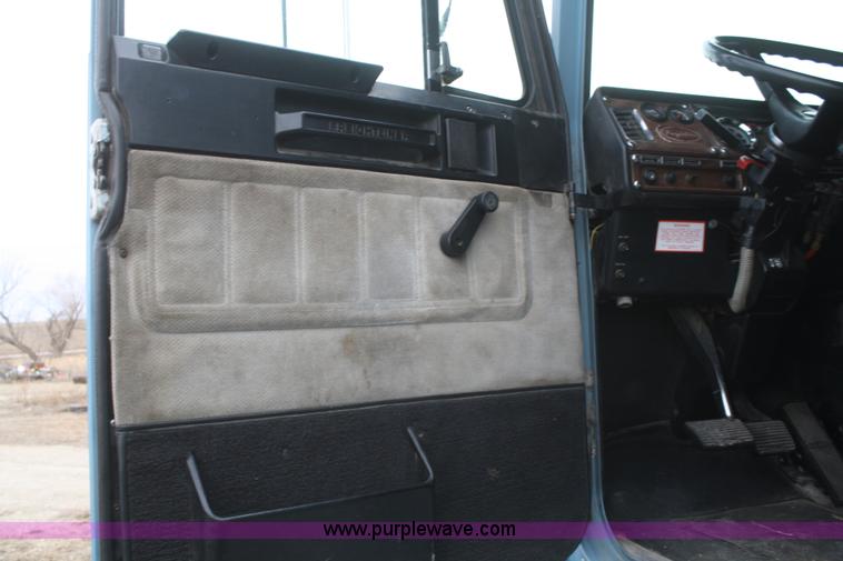 image for item F2878 1995 Freightliner FLD semi truck