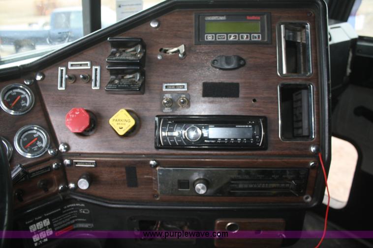 image for item F2878 1995 Freightliner FLD semi truck