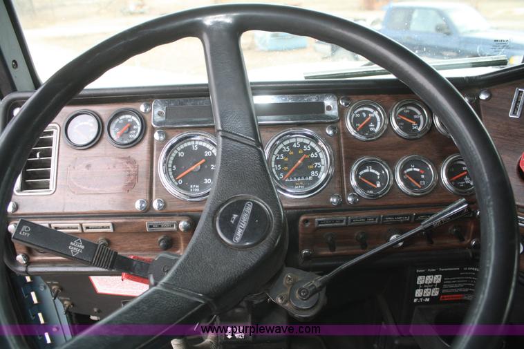 image for item F2878 1995 Freightliner FLD semi truck