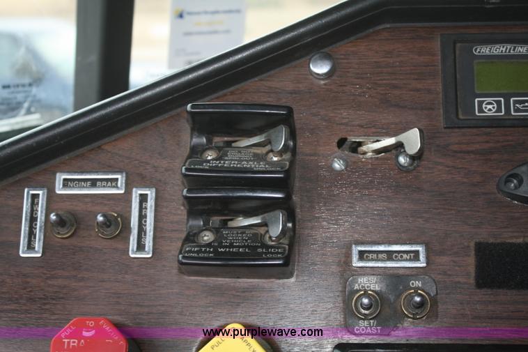 image for item F2878 1995 Freightliner FLD semi truck