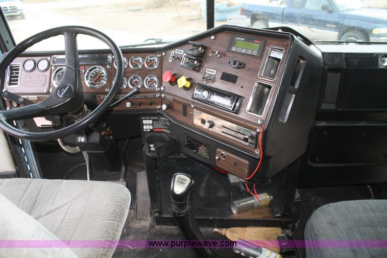 image for item F2878 1995 Freightliner FLD semi truck