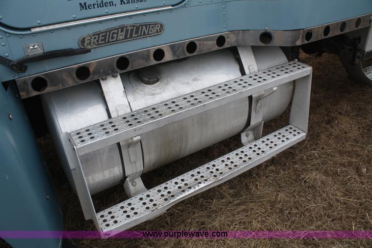 image for item F2878 1995 Freightliner FLD semi truck