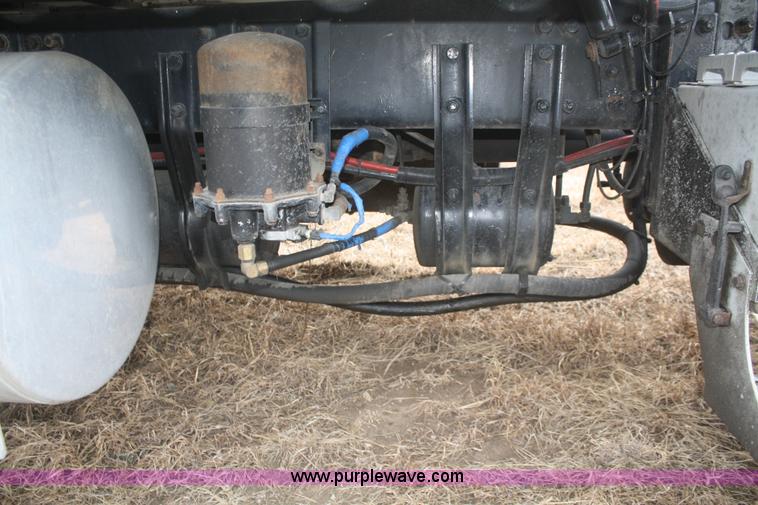 image for item F2878 1995 Freightliner FLD semi truck