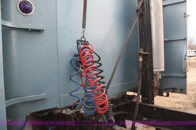 image for item F2878 1995 Freightliner FLD semi truck