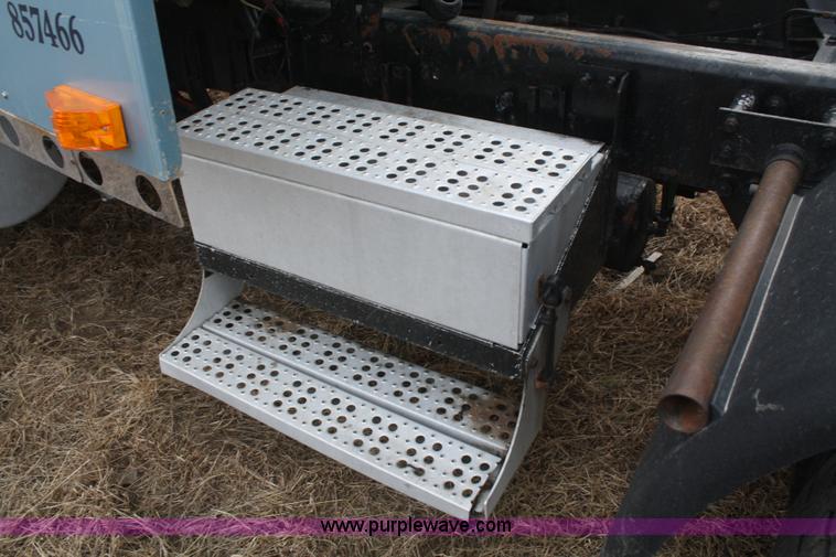 image for item F2878 1995 Freightliner FLD semi truck