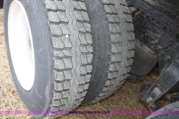 image for item F2878 1995 Freightliner FLD semi truck