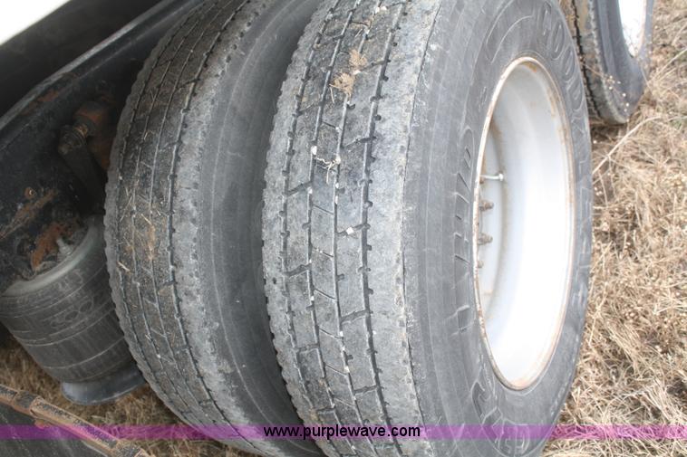 image for item F2878 1995 Freightliner FLD semi truck