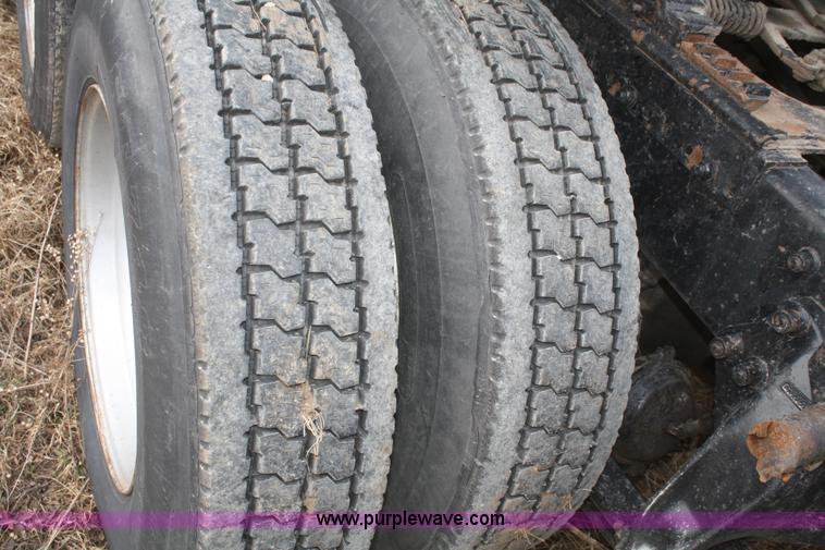 image for item F2878 1995 Freightliner FLD semi truck