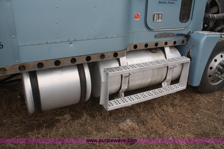 image for item F2878 1995 Freightliner FLD semi truck