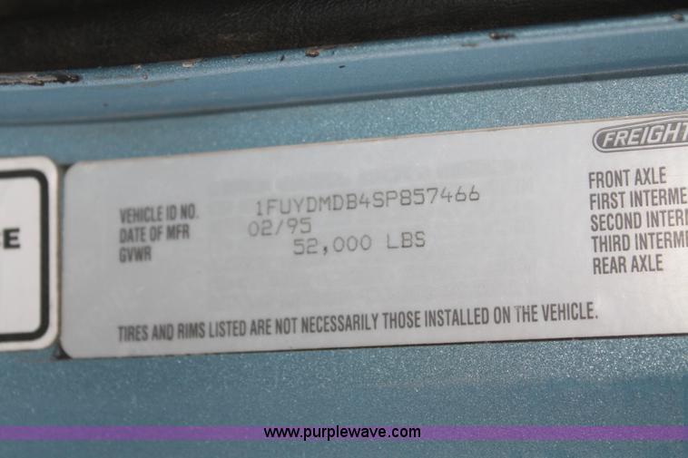 image for item F2878 1995 Freightliner FLD semi truck