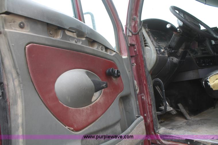 image for item F2886 1998 Kenworth T2000 semi truck