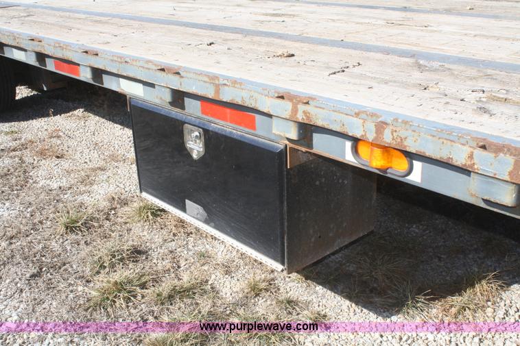 image for item V9514 2004 Taras Port drop deck trailer
