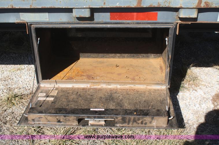 image for item V9514 2004 Taras Port drop deck trailer