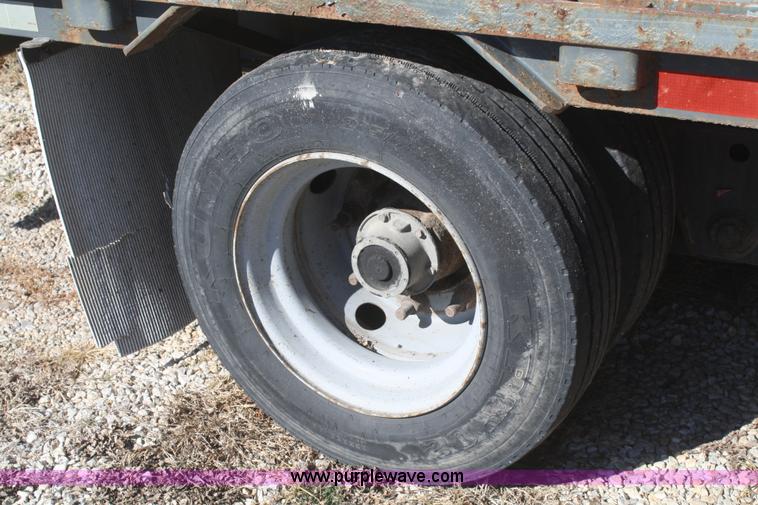 image for item V9514 2004 Taras Port drop deck trailer