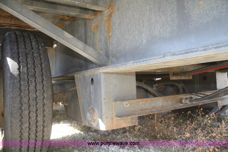 image for item V9514 2004 Taras Port drop deck trailer