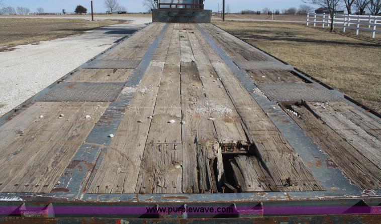 image for item V9514 2004 Taras Port drop deck trailer