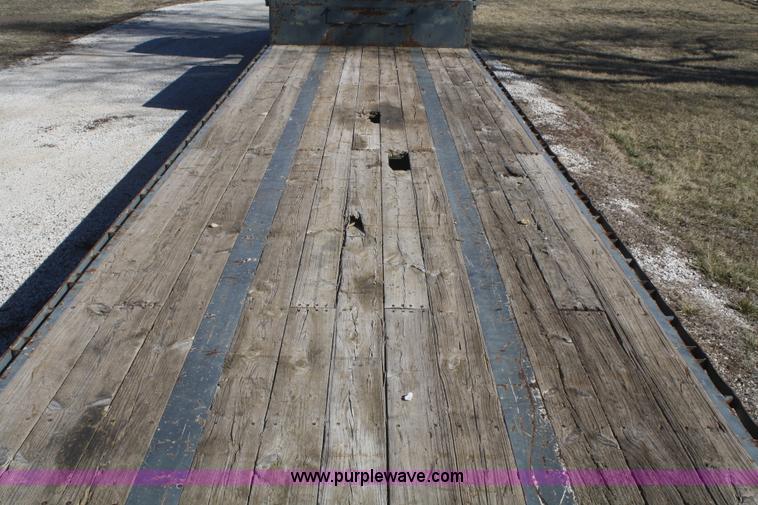 image for item V9514 2004 Taras Port drop deck trailer