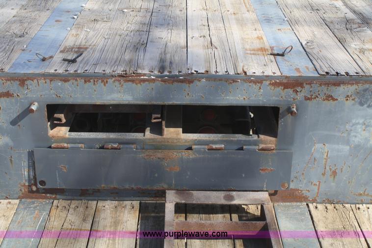 image for item V9514 2004 Taras Port drop deck trailer