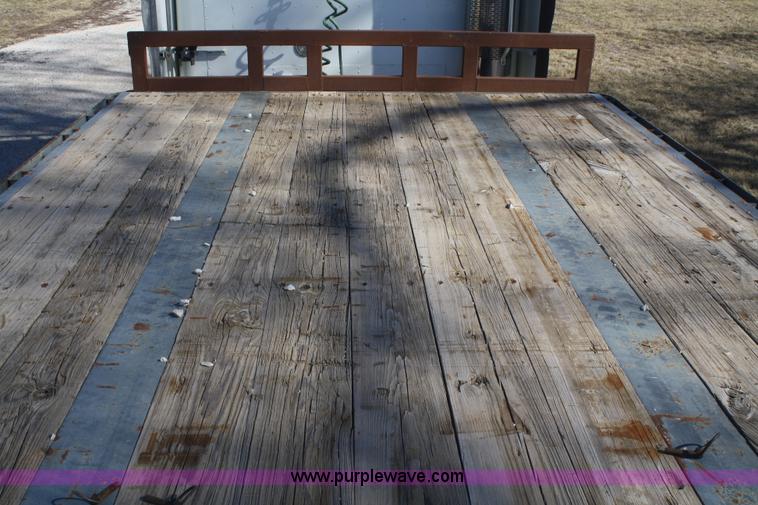 image for item V9514 2004 Taras Port drop deck trailer