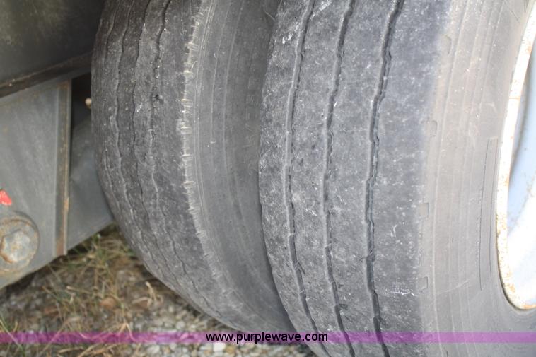 image for item V9514 2004 Taras Port drop deck trailer