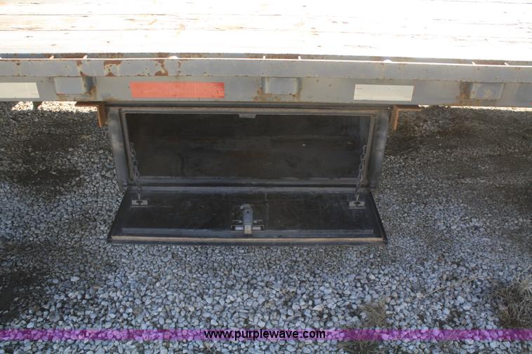 image for item V9514 2004 Taras Port drop deck trailer