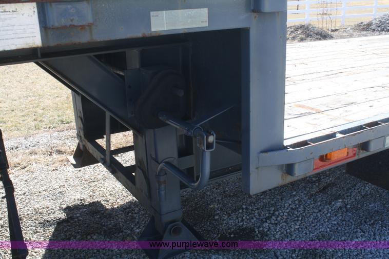 image for item V9514 2004 Taras Port drop deck trailer