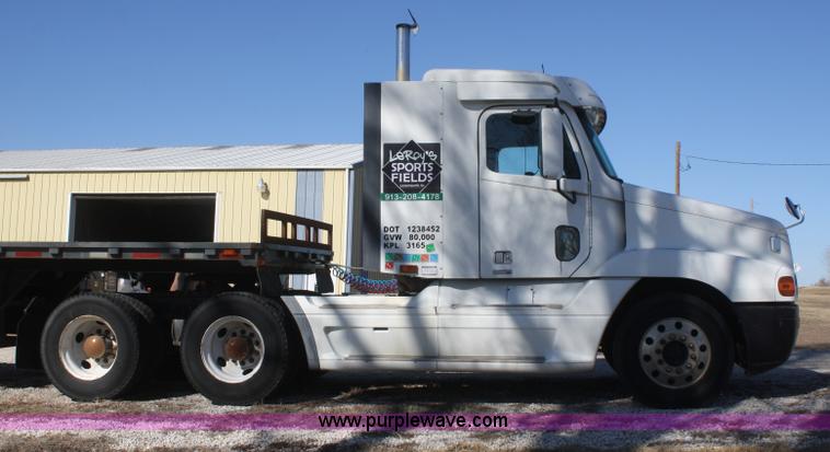 image for item V9515 1999 Freightliner Century Class semi truck