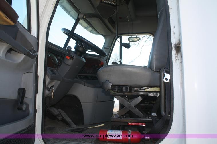 image for item V9515 1999 Freightliner Century Class semi truck