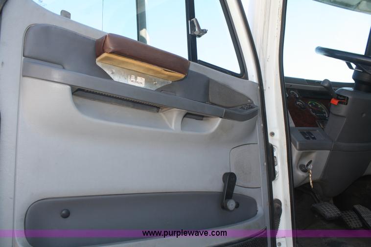 image for item V9515 1999 Freightliner Century Class semi truck