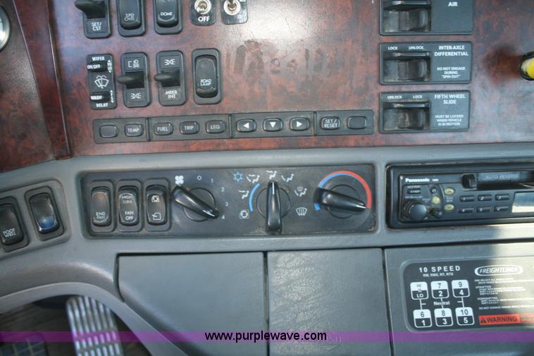 image for item V9515 1999 Freightliner Century Class semi truck