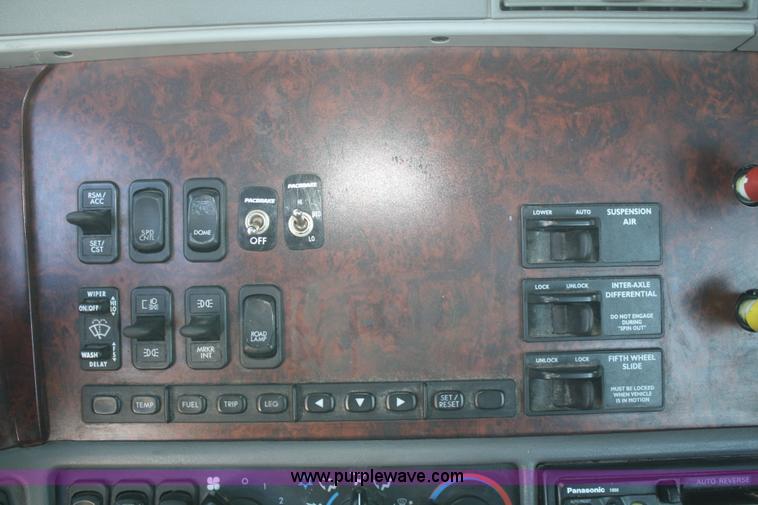 image for item V9515 1999 Freightliner Century Class semi truck