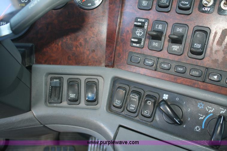 image for item V9515 1999 Freightliner Century Class semi truck