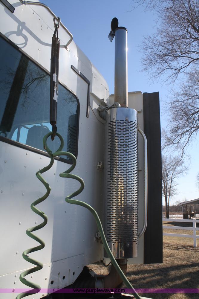 image for item V9515 1999 Freightliner Century Class semi truck