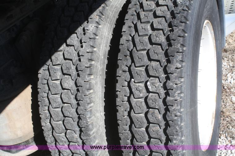 image for item V9515 1999 Freightliner Century Class semi truck