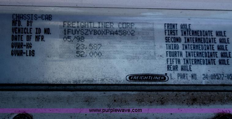 image for item V9515 1999 Freightliner Century Class semi truck