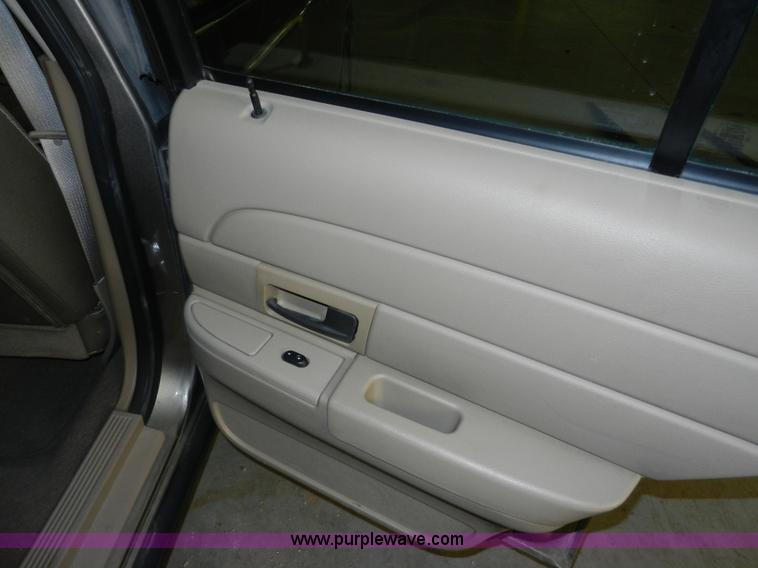 image for item A3947 2005 Ford Crown Victoria Police Interceptor