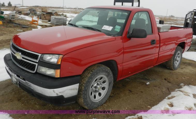 image for item A3931 2006 Chevrolet Silverado 1500 pickup truck
