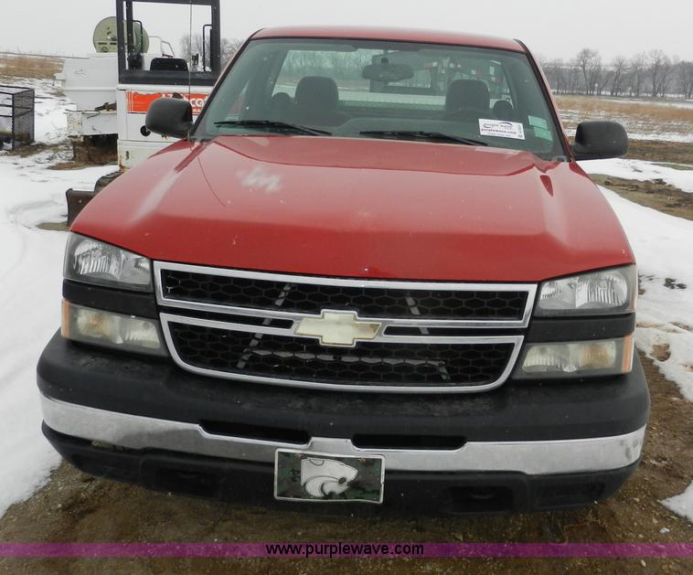 image for item A3931 2006 Chevrolet Silverado 1500 pickup truck