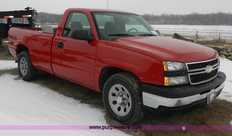 image for item A3931 2006 Chevrolet Silverado 1500 pickup truck