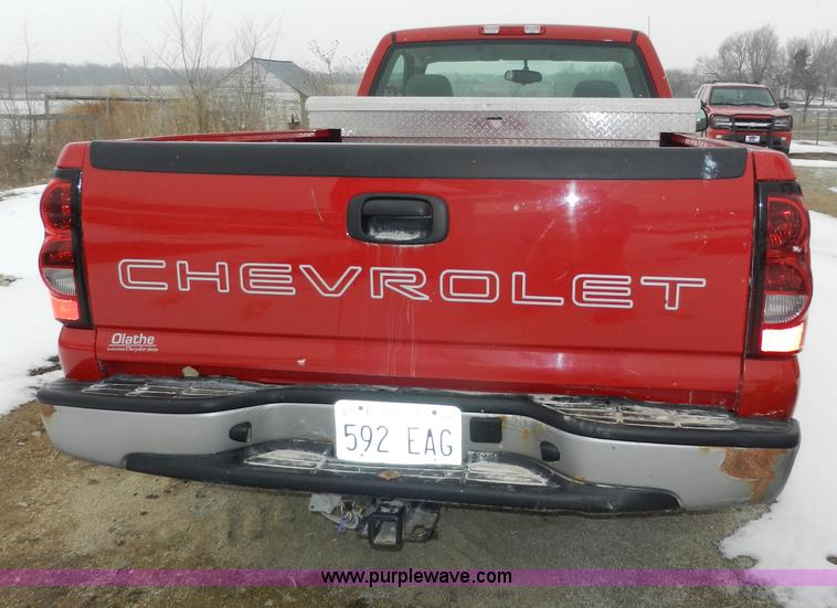 image for item A3931 2006 Chevrolet Silverado 1500 pickup truck
