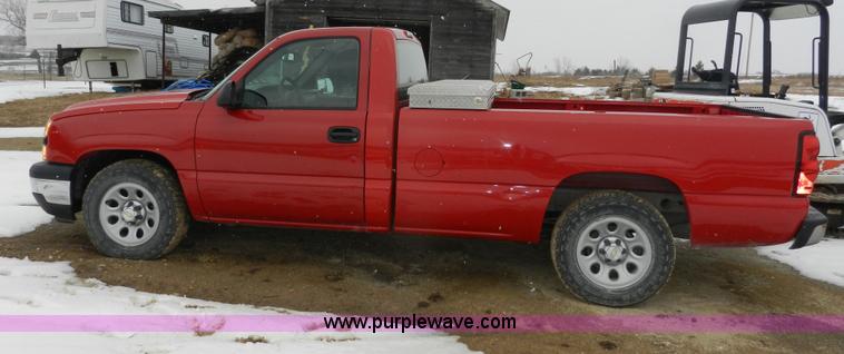 image for item A3931 2006 Chevrolet Silverado 1500 pickup truck