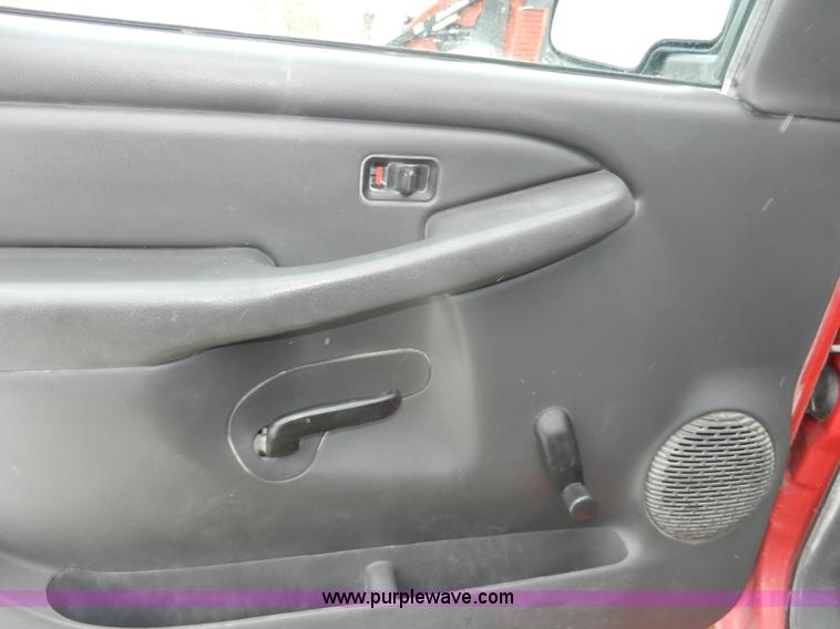 image for item A3931 2006 Chevrolet Silverado 1500 pickup truck