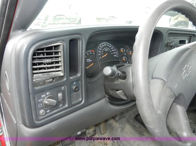 image for item A3931 2006 Chevrolet Silverado 1500 pickup truck