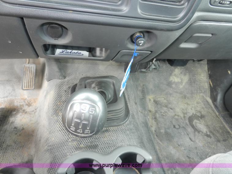 image for item A3931 2006 Chevrolet Silverado 1500 pickup truck