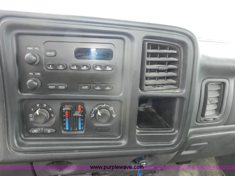 image for item A3931 2006 Chevrolet Silverado 1500 pickup truck