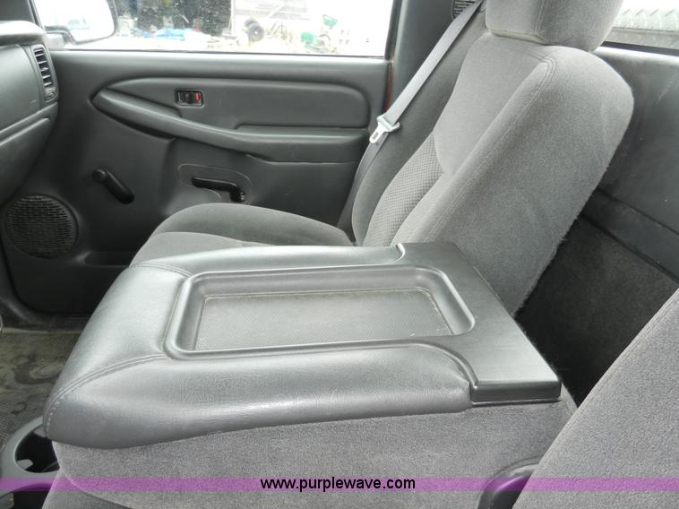 image for item A3931 2006 Chevrolet Silverado 1500 pickup truck