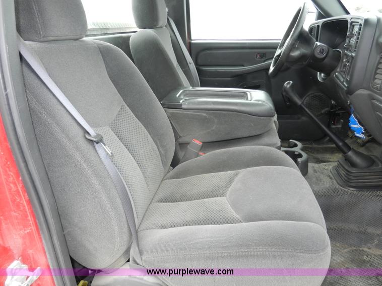 image for item A3931 2006 Chevrolet Silverado 1500 pickup truck