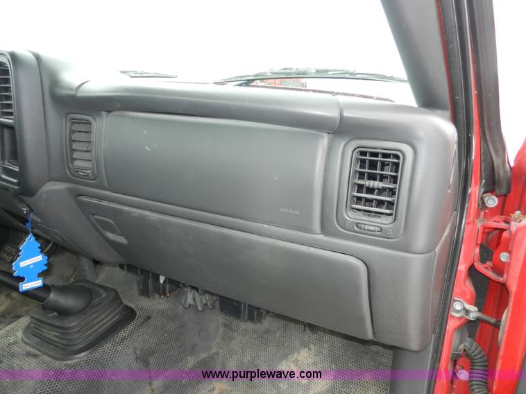 image for item A3931 2006 Chevrolet Silverado 1500 pickup truck