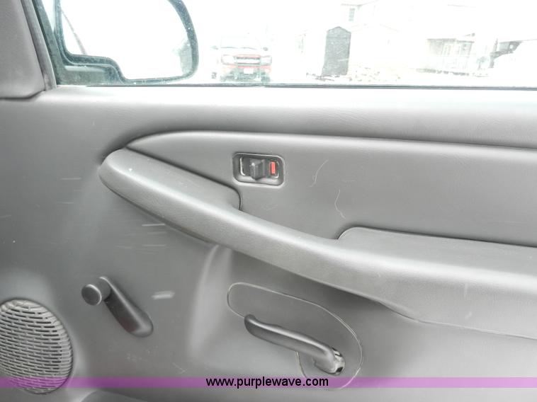 image for item A3931 2006 Chevrolet Silverado 1500 pickup truck