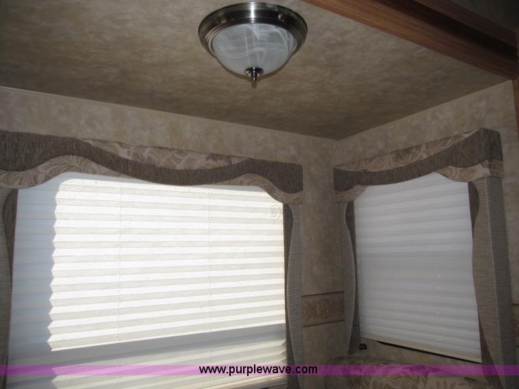 image for item B5280 2010 Jayco Eagle 30.5RLS Superlite camper